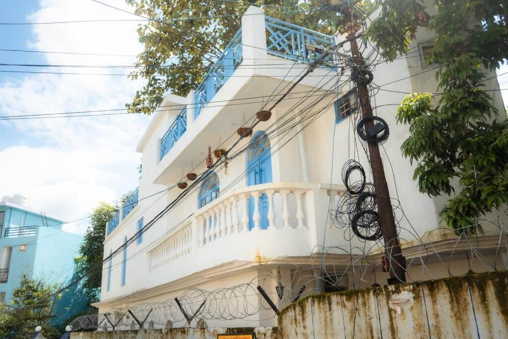 Blue Door Villa By Homeyhuts Rājpur Kültér fotó